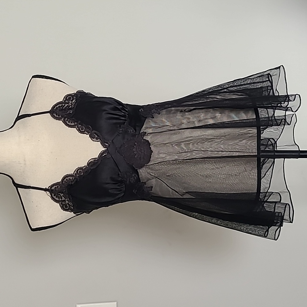 Victoria's Secret black lace sheer baby doll nighty from early 2000's